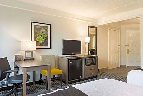Double Room with Two Double Beds and Bathtub - Mobility/Hearing Accessible - Non-Smoking