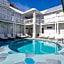 Deluxe Queen at the Curry Mansion - Parking & Heated Pool!