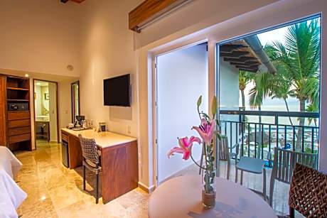 Deluxe Double Room with Two Double Beds and Ocean View