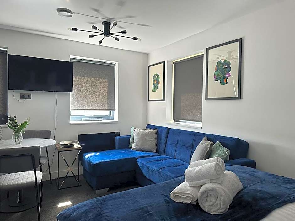 Adam Court Apartments - PE1 - Contractor Friendly - Choice of Studios or 1 Bed Apartments - Free Parking - Sofa Beds - Sky TV - Full Kitchen - Washer Dryer - WiFi