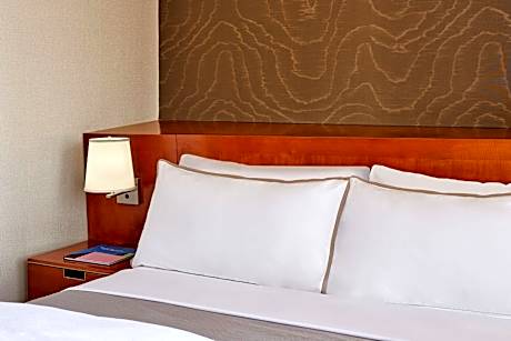 Bunker Hill Suite, 2 Bedroom Bi-level Suite, Bedroom 1: 1 King, Bedroom 2: 2 Double, City view