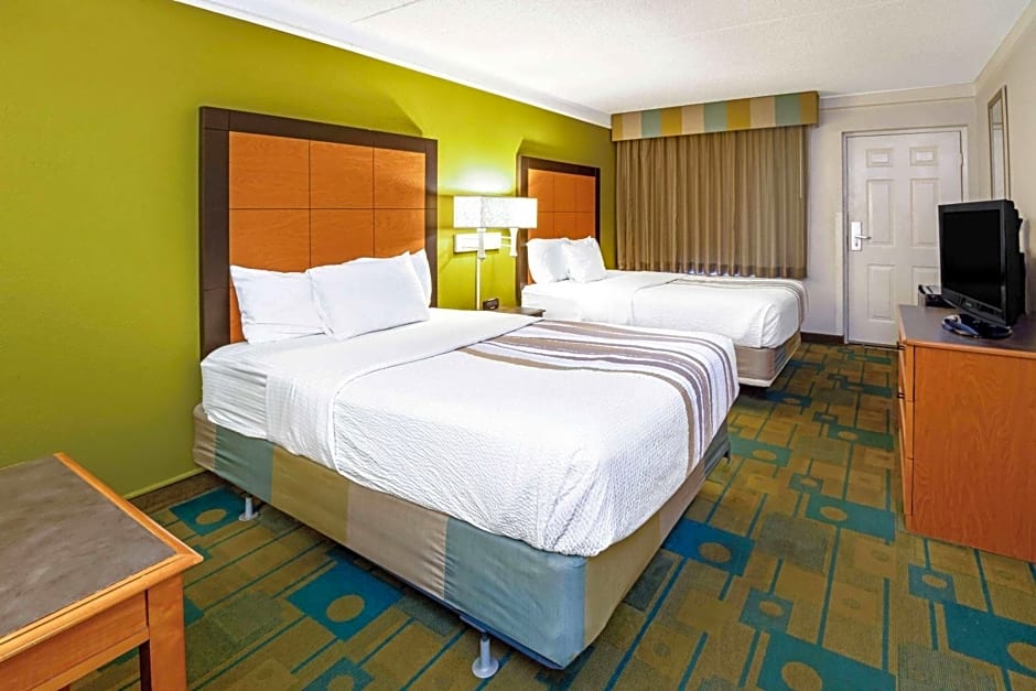 La Quinta Inn & Suites by Wyndham Mid-City