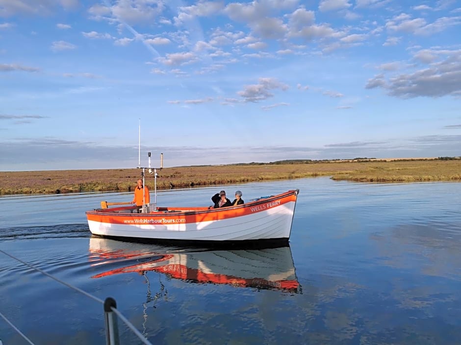 AnchorageWells Entire Cottage OR a King Ensuite on Room Only