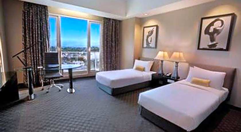 Sintesa Peninsula Hotel