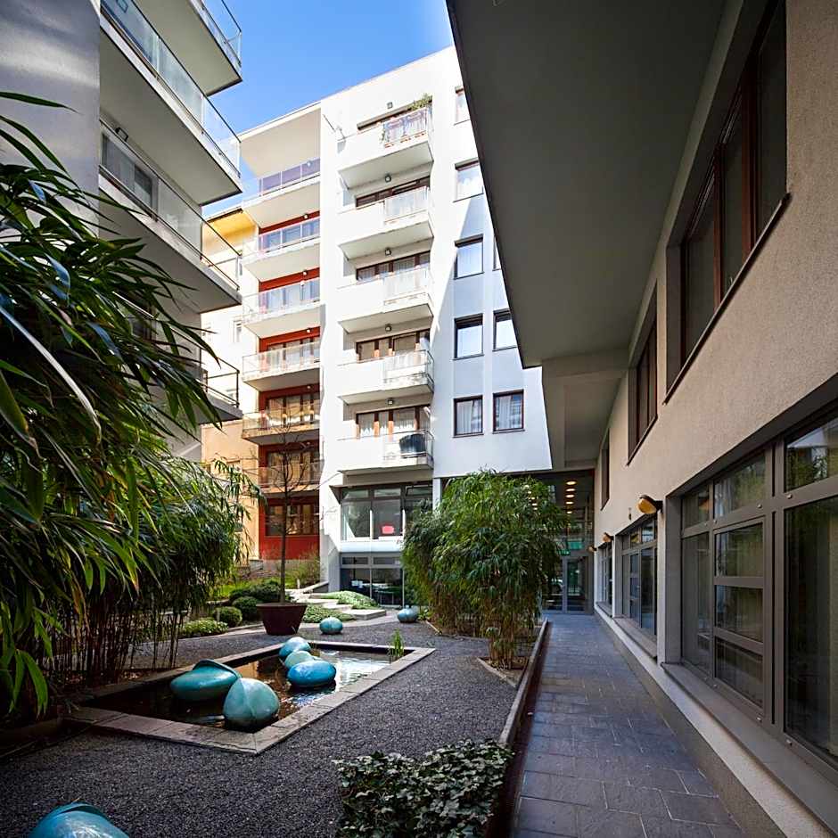 Quality Point Apartments 0-24 reception