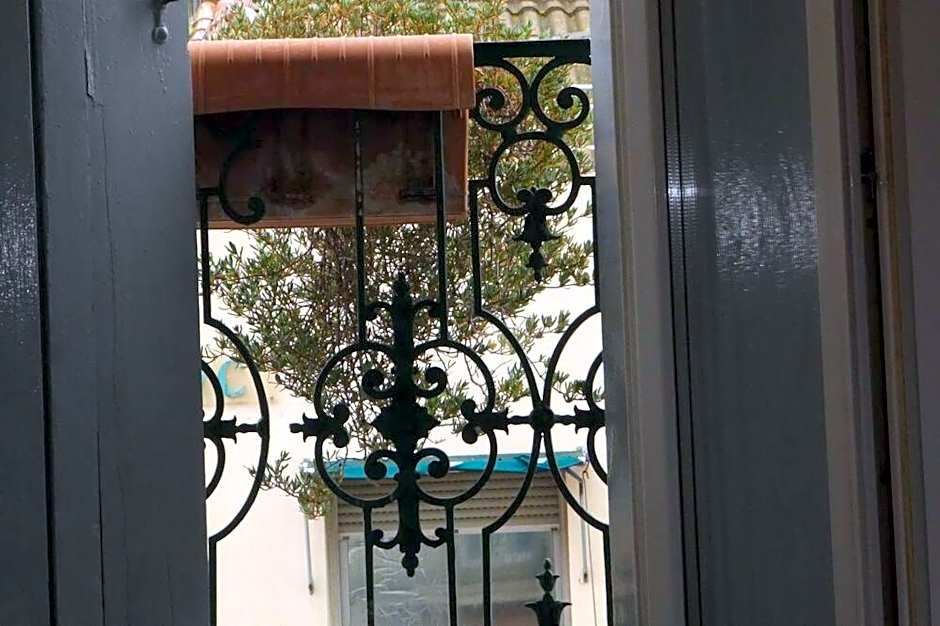 eTANIT ! Parking VélO, Etape Bicycle - 1mn a toute Connection Bus,Train et Aéroport - Calme Plein Centre de Beziers pour visiter,manger - Chambres Climatisées, Spacieuses Amenagees pour Singles, Couple, et ou Familles - Consigne et Petit Dej en plus