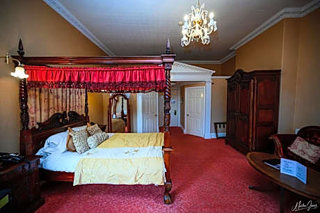 Bridal Suite with Four Poster Bed