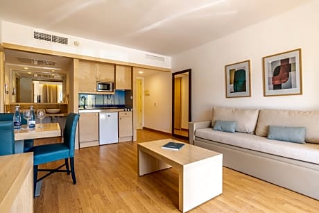 ONE BEDROOM SUITE POOL VIEW 2 ADULTS + 1 CHILD