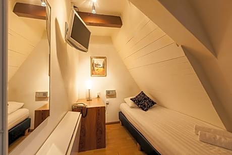 Basic Single Room with Shared Bathroom