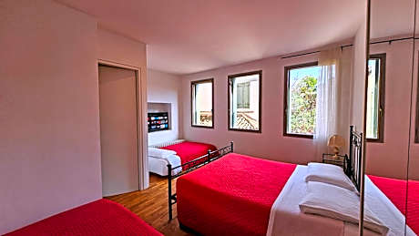 Studio Apartment with Private External Bathroom and Garden View