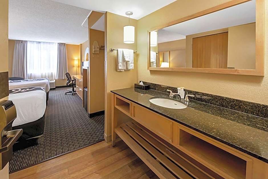 La Quinta Inn & Suites by Wyndham West Palm Beach Airport