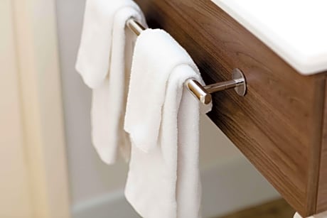 2 Queens Mobility Access W/Tub Nonsmoking