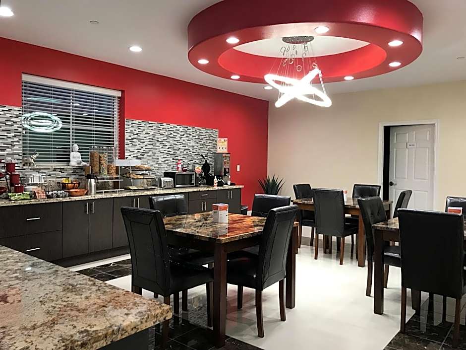 Econo Lodge Inn & Suites