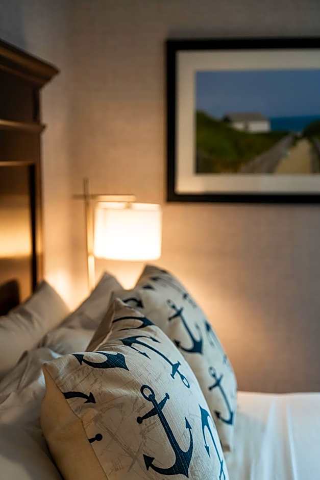 Newport Beach Hotel And Suites