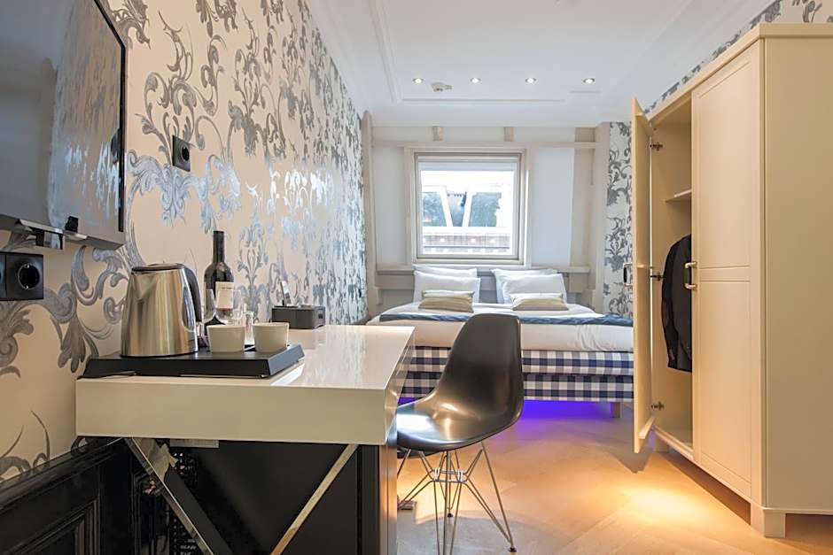 Amsterdam Canal Hotel