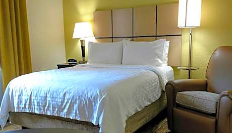 1 King Bed Studio Suite Mobil Access Tub