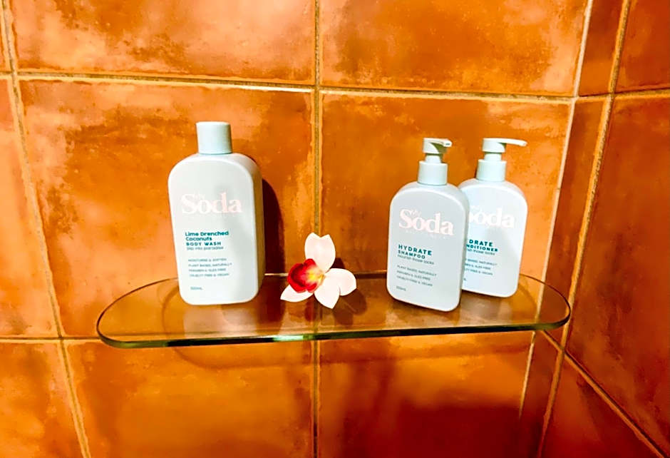 Gunnadoo Holiday Hut with Ocean Views and Jacuzzi