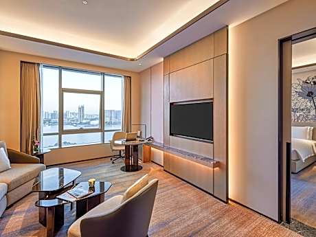 SUPERIOR SUITE, Lounge Access, One King-size Bed, City View