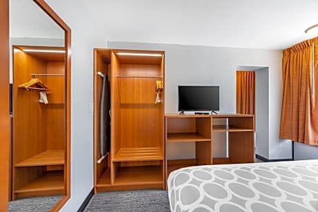 Efficiency Queen Room - Accessible/Non-Smoking