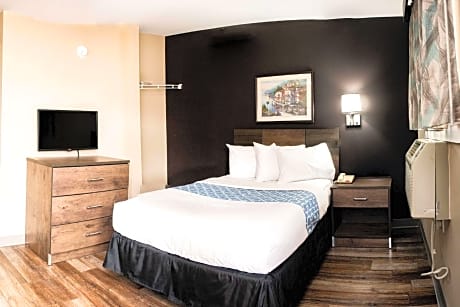1 Queen Bed Efficiency, Non-Smoking Accessible