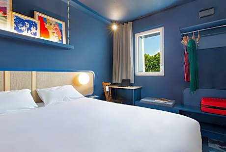 Pop Room with One Double Bed