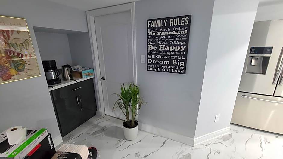 LUXURY 2-BEDROOMS UNIT WITH WIFI, LDR & PARKING.