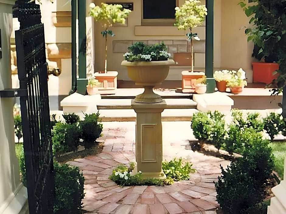 Water Bay Villa Bed & Breakfast