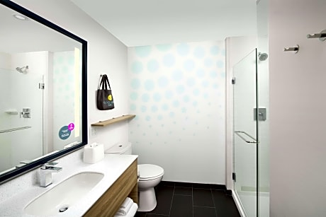 1 King Hearing Accessible Room