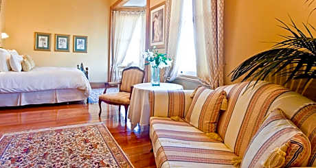 Versailles King Suite