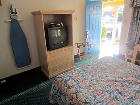 Queen Room - Accessible/Non-Smoking