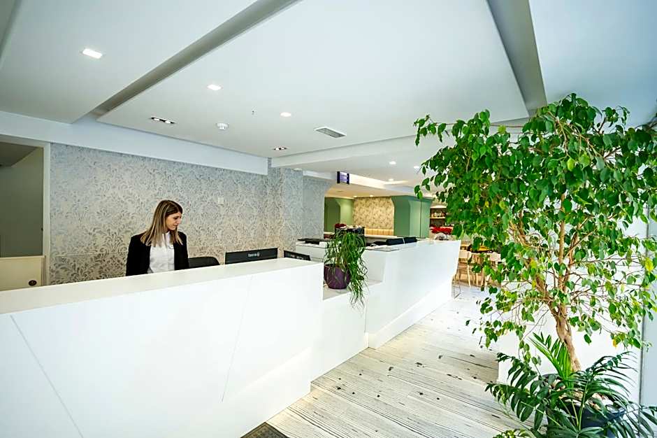 Day's Inn Hotel and Residence