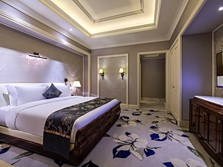 Deluxe Suite with One King-size Bed