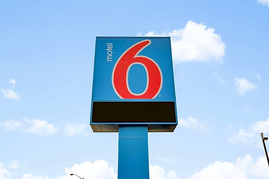 Motel 6-Brampton, ON - Toronto