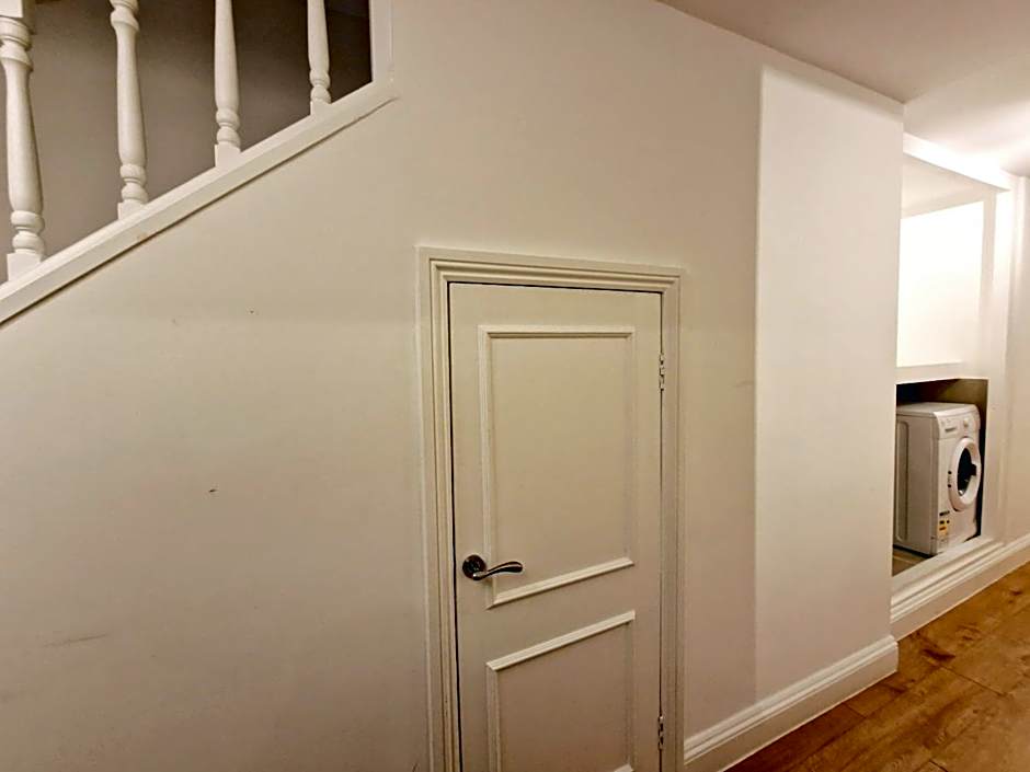 Stunning Hyde Park Home, Ground Floor Maisonette, Duplex, near Tube Metro Stations