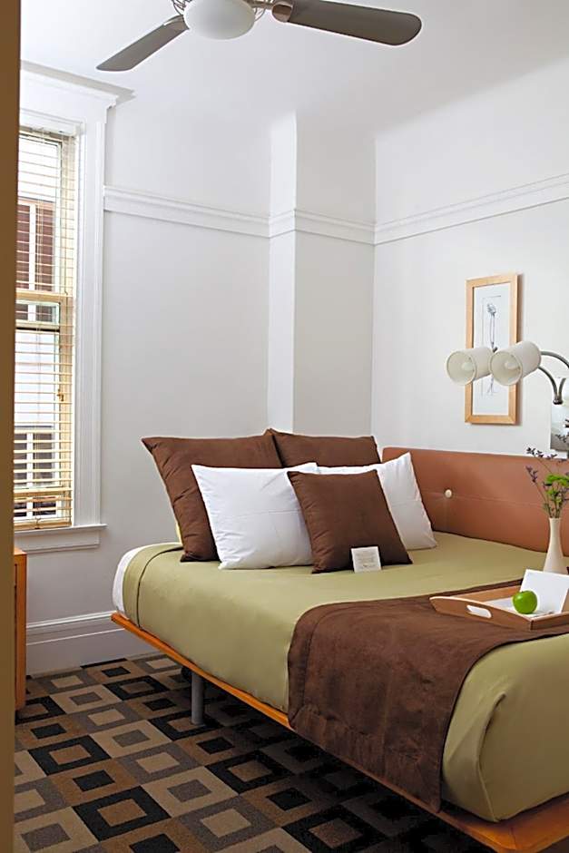Foto 1 di 8 di Queen Room with Shared Bath