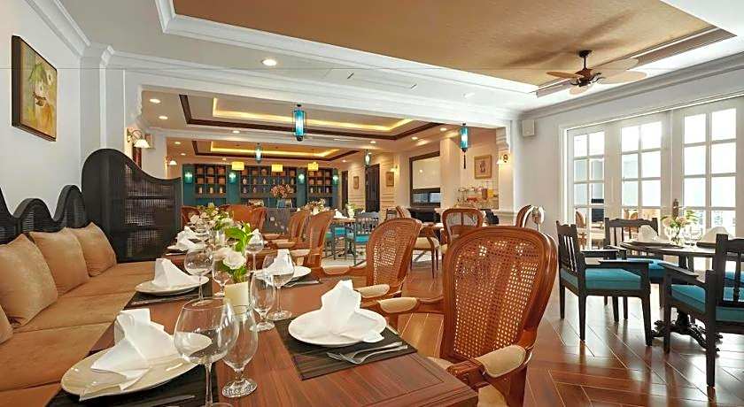 Manoir Des Arts Hotel