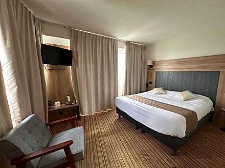 Salon Quadruple Room