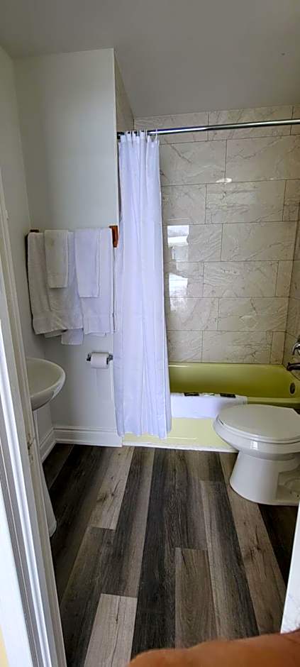 North Shore Wayside Inn