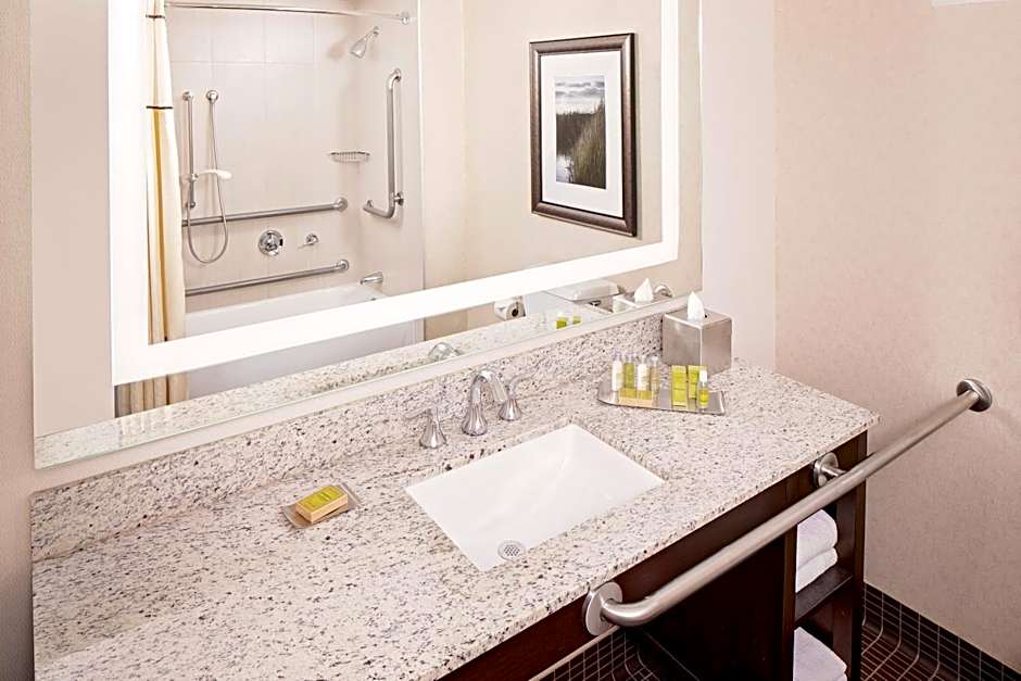 DoubleTree by Hilton Boston Bayside