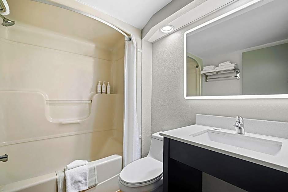 Days Inn by Wyndham Utica