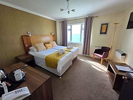 Twin Room with direct sea view