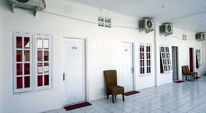 RedDoorz Plus near UMS Solo