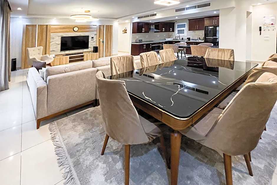 Calm & Classy 2BR - 5 min to Airport