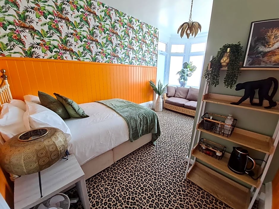 Lemur Lodge - Boutique Apartments - Short Stroll to The Beach