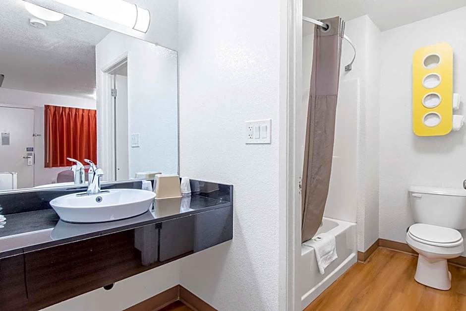 Motel 6 Bakersfield