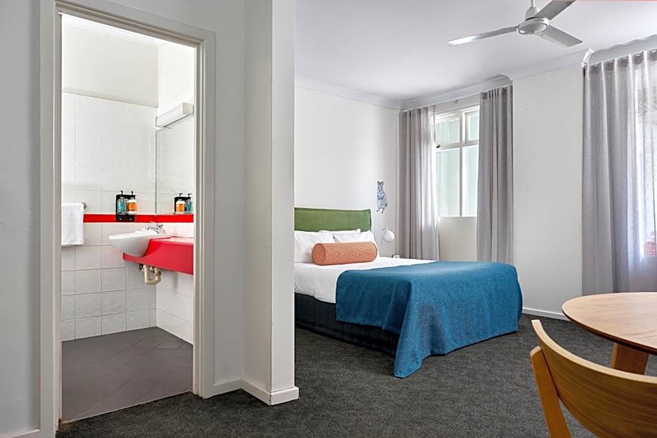 Baileys Parkside Motel by VetroBlu