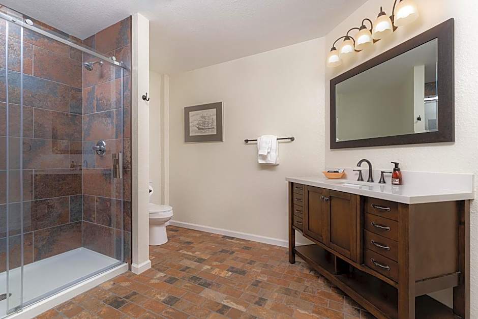 The NuWray Hotel & Carriage House