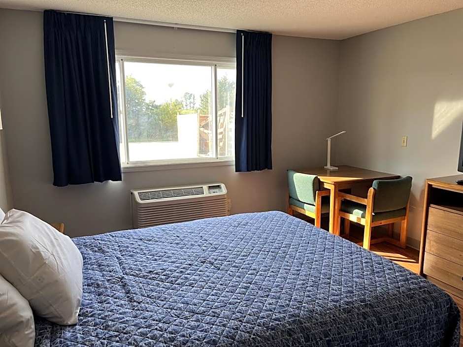 Days Inn & Suites by Wyndham Williamsburg IA North