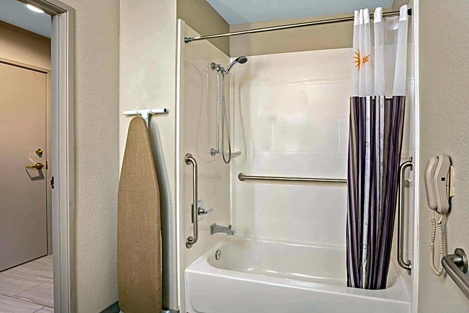 La Quinta Inn & Suites by Wyndham Las Vegas Nellis