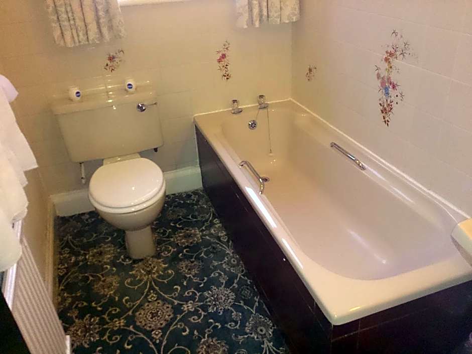 OYO Rose & Crown Hotel